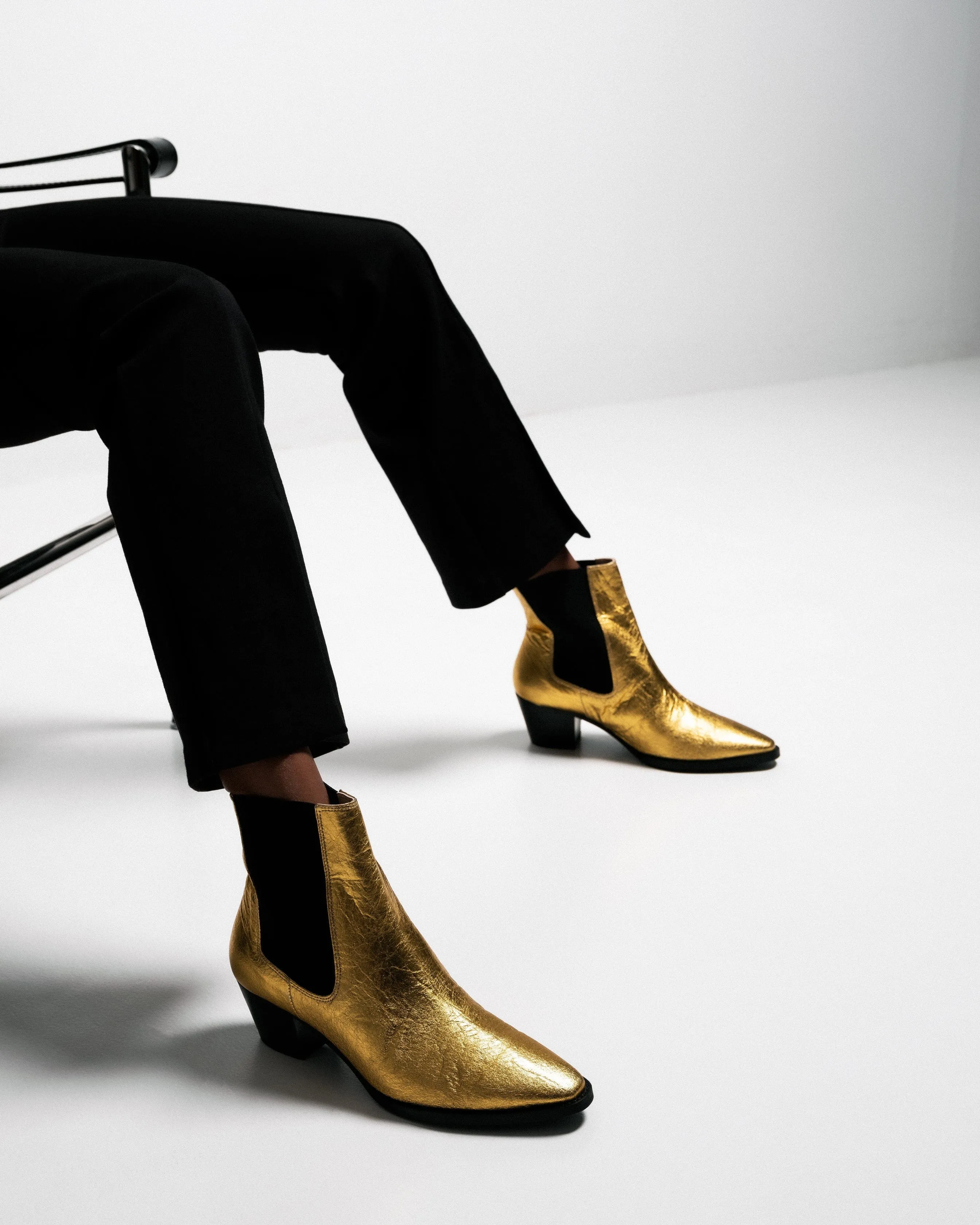 Freitag um 15 Uhr rockt! Vegane Piñatex Stiefeletten | Metallisches Gold