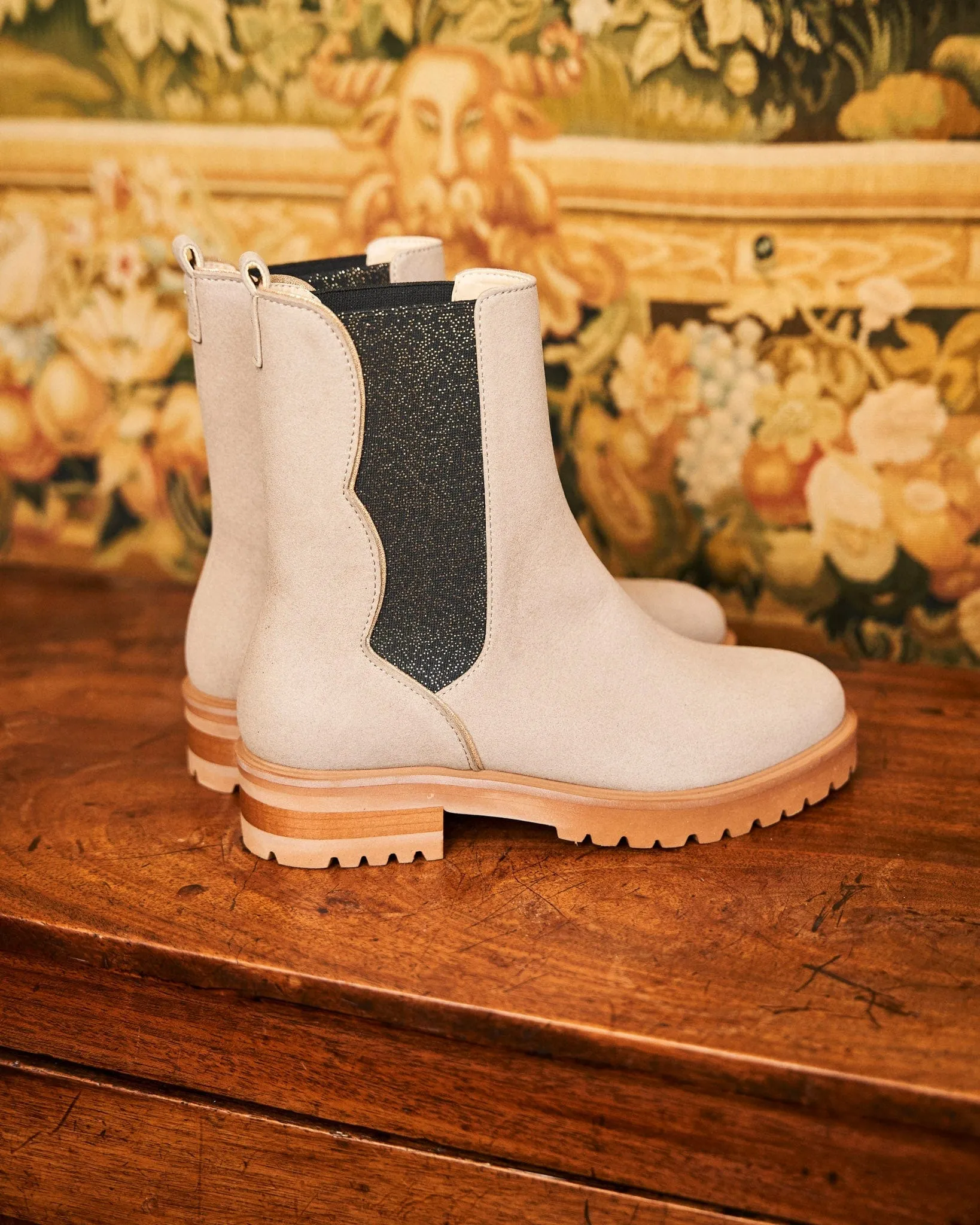 Vergängliche Recycelte Vegane Wildleder Chelsea Stiefel | Taupe