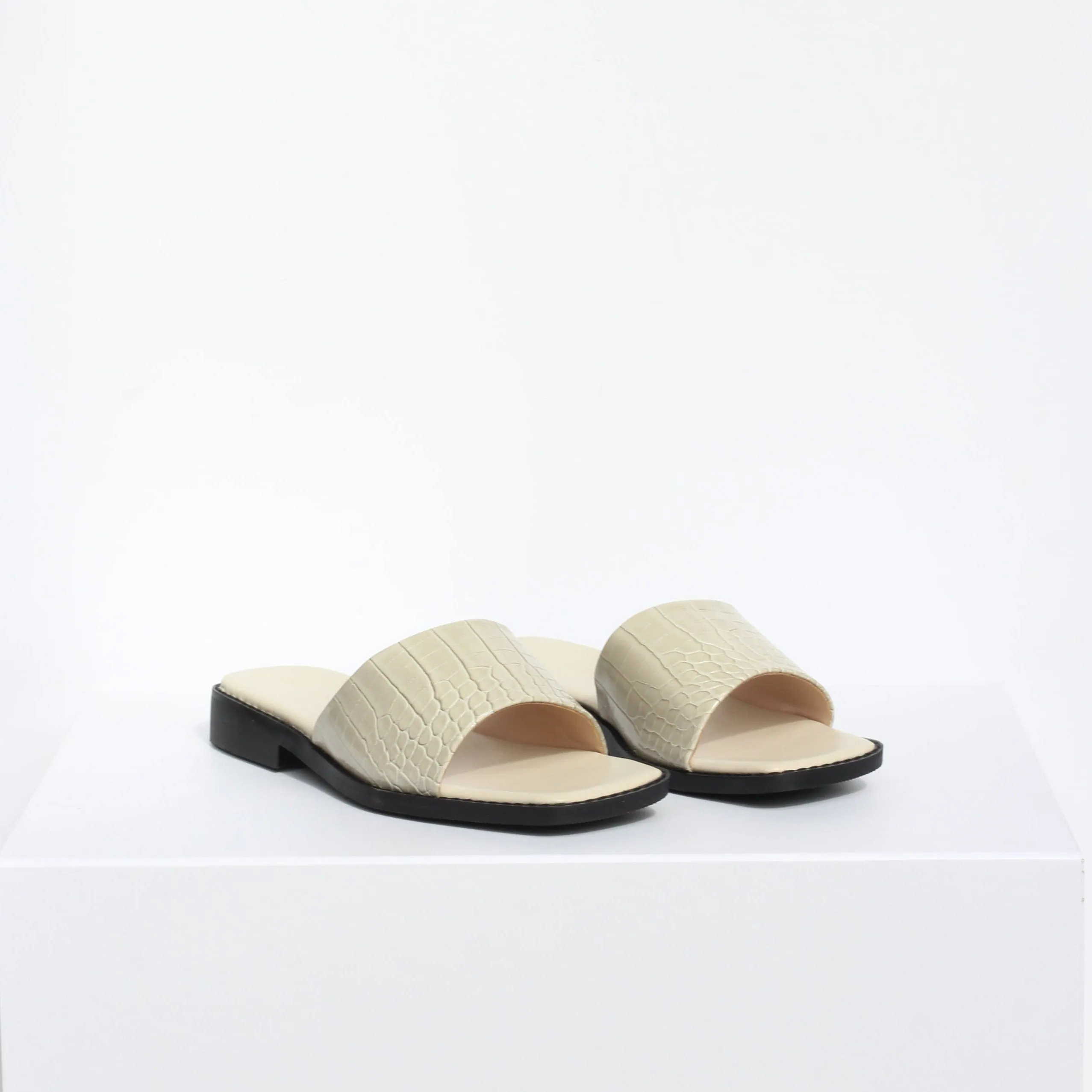 Romi Up-Cycled Vegan-Leder Sandalen | Creme