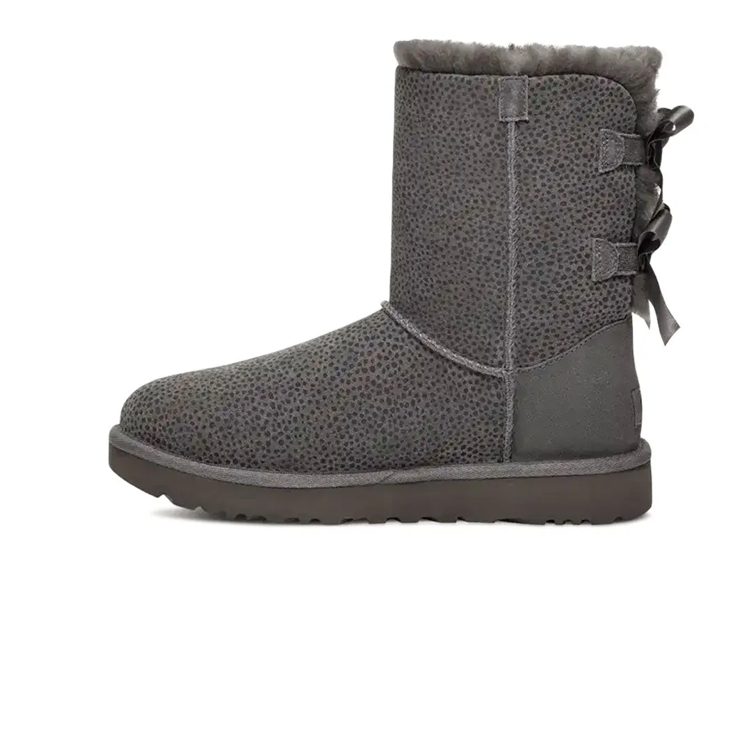 UGG® - Bailey Bow Mikro-Cheetah-Stiefel für Damen (1153525-CHRC)