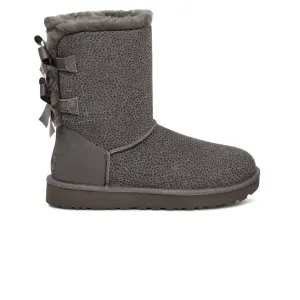 UGG® - Bailey Bow Mikro-Cheetah-Stiefel für Damen (1153525-CHRC)