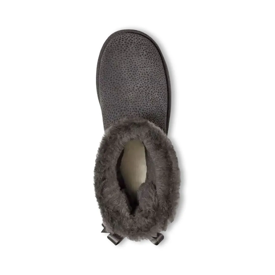 UGG® - Bailey Bow Mikro-Cheetah-Stiefel für Damen (1153525-CHRC)